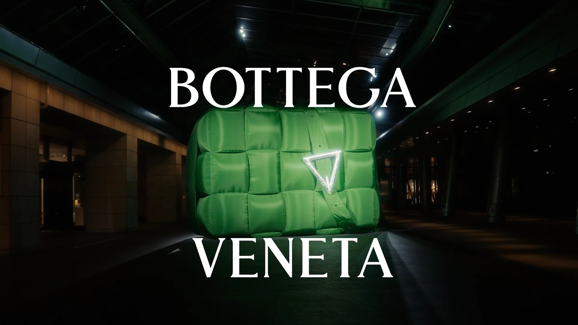 BOTTEGA VENETAの巨大な『PADDED CASSETTE』が六本木ヒルズに出現