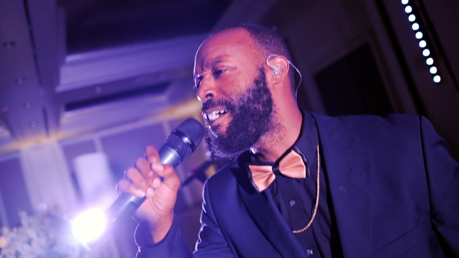 McKai sings 
