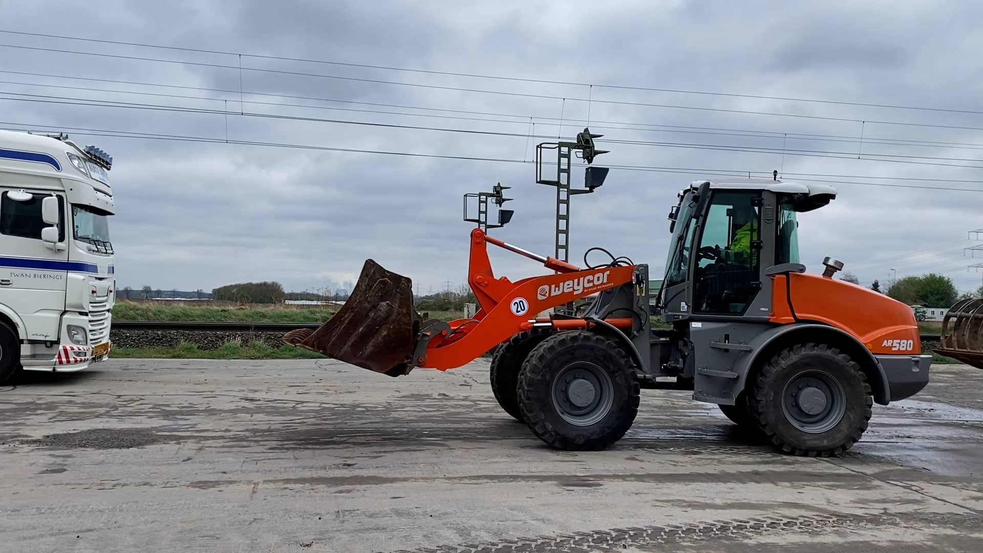 Atlas AR580 Wheeled Loader on Vimeo