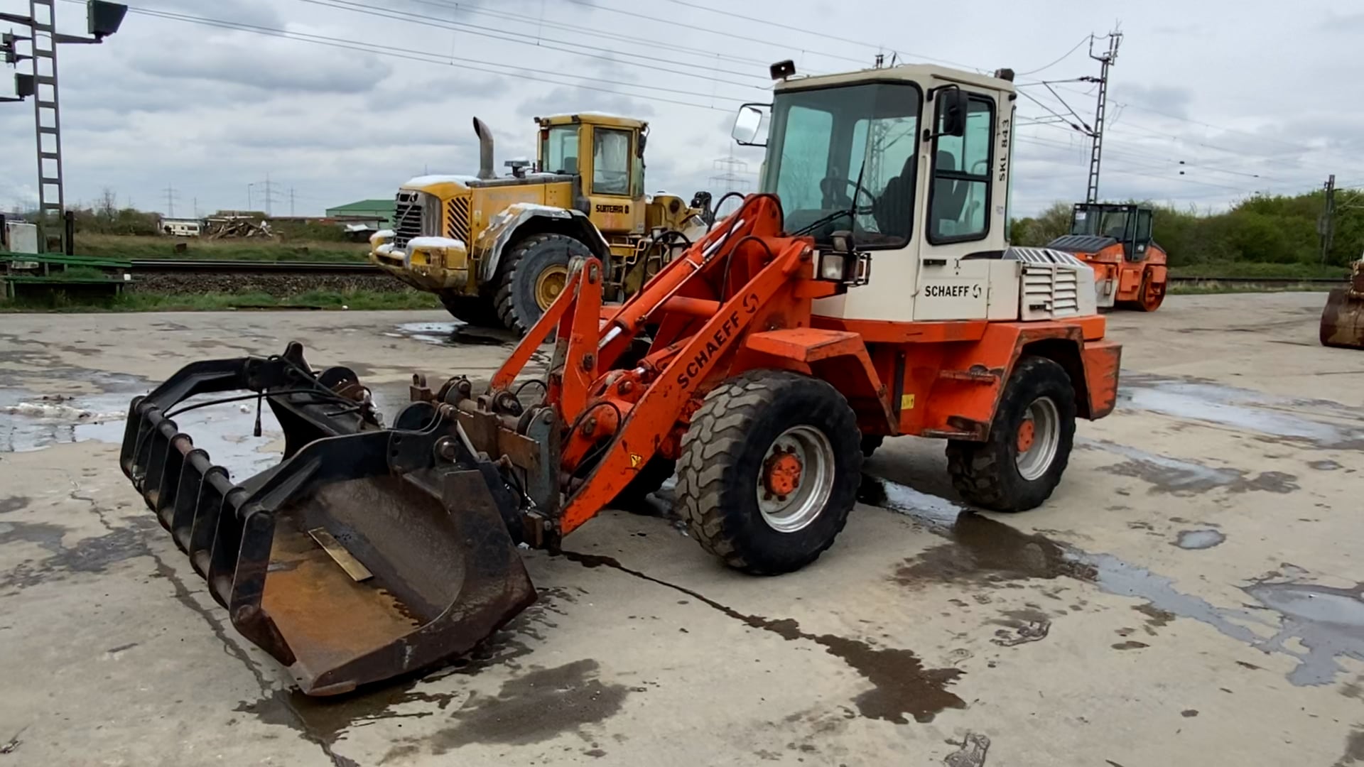 Schaeff SKL843 Wheeled Loader on Vimeo
