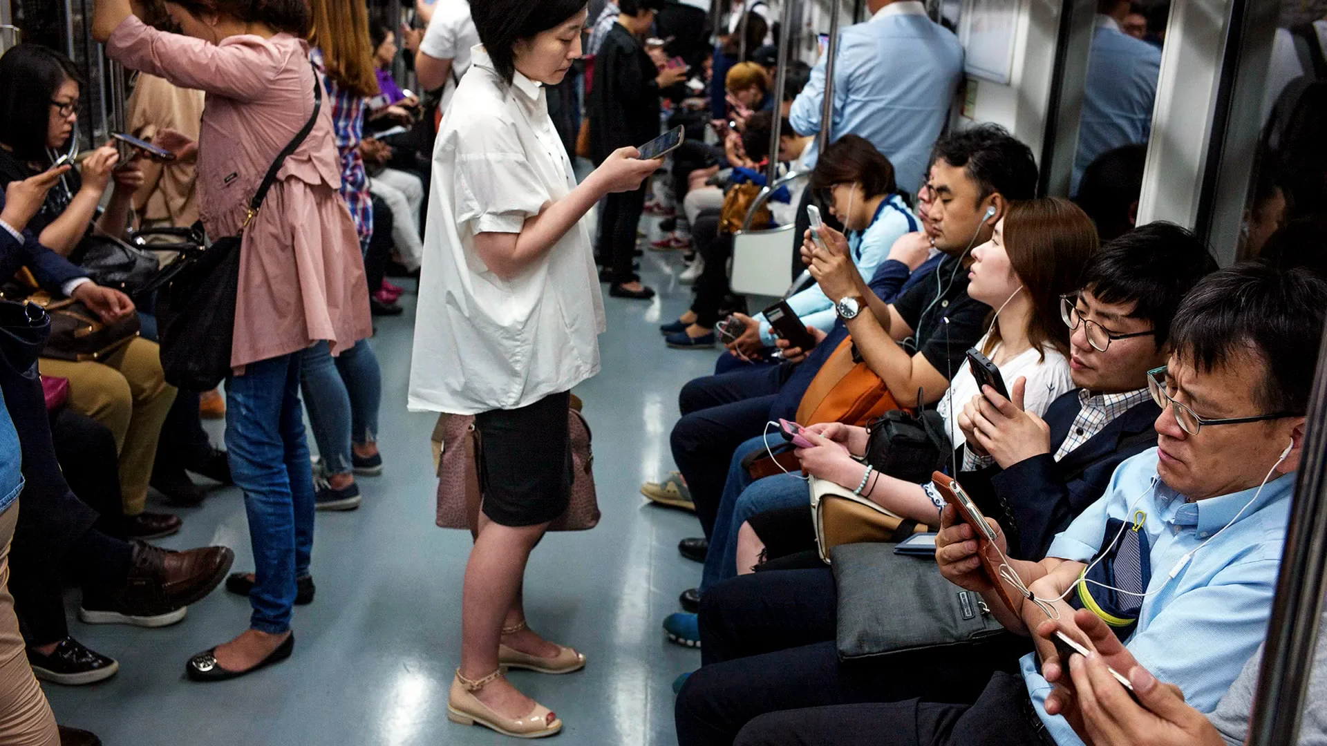 японских общественных местах. японцы в транспорте. японцы в транспорте.