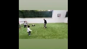 Messi gioca a calcio con i figli, la Pulce non fa sconti
