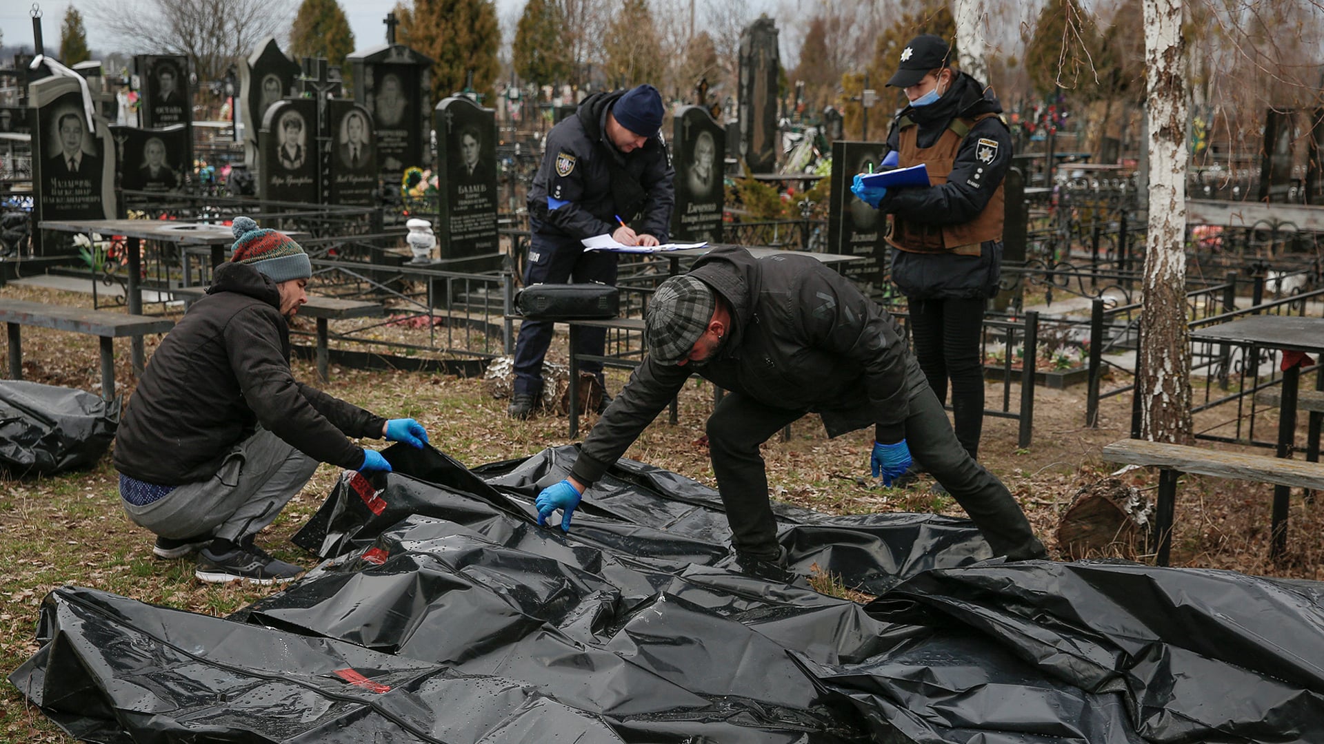 Oleksandra e centenas de volunt&aacute;rios trabalham para que os crimes de guerra  na Ucr&acirc;nia n&atilde;o sejam apagados | Ucr&acirc;nia | P&Uacute;BLICO