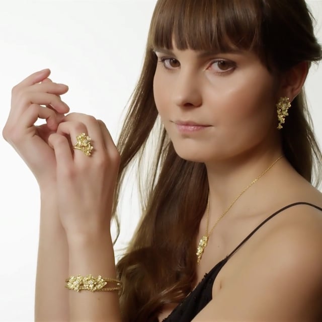 Exklusiver BAUNAT-Stock Sale (keine 30 Tage Rückgabe) - 0.55 Karat Diamant Design Blumenarmreif aus Weißgold