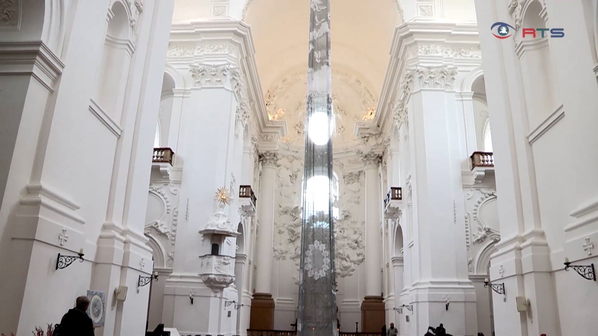 lumen-christi-licht-blick-31-meter-hohe-installation-in-der-kollegienkirche