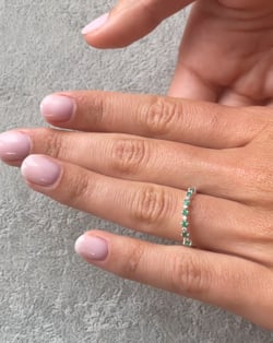 Vidéo: Bague Or Blanc Emeraude et diamants 1.7grs