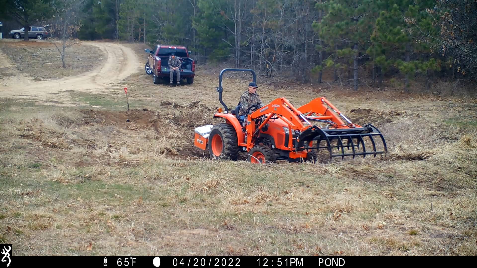 Removing dead vegetation with Kubota L2501 and Landpride grapple on Vimeo