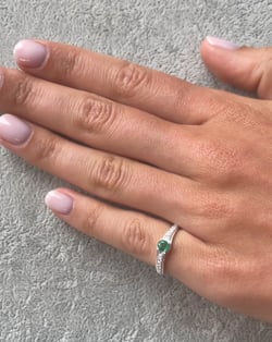 Vidéo: Bague Emeraude et diamants sur Argent 925 2.295grs