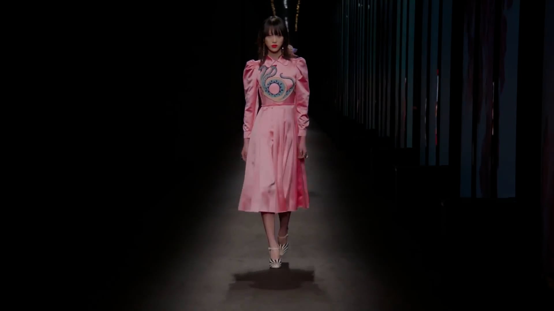 gucci pink snake dress Gucci Pre-Fall 2016 Fashion Show