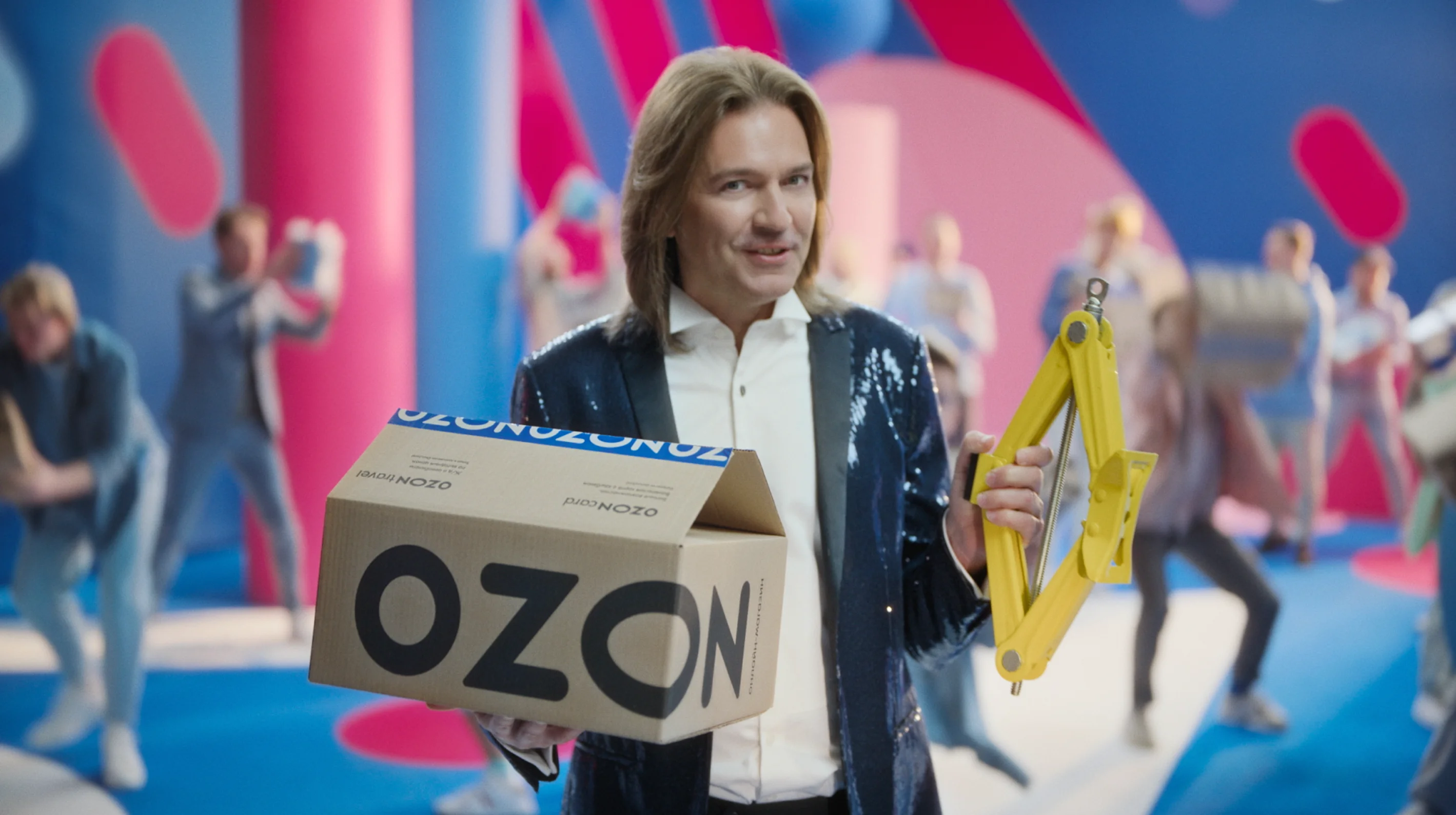 Реклама озон руки загребуки. Девушка из рекламы Озон.