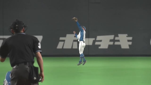 【3回表】ファイターズ・上野響平 頭上を越えそうな打球をジャンピングキャッチ!! 2022年5月3日 北海道日本ハムファイターズ 対 東北楽天ゴールデンイーグルス