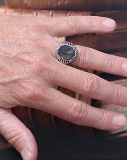 Vidéo: Bague Biker Homme Pierre Nacre Noire sur Argent Massif Effet Vieilli