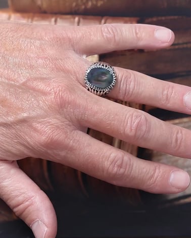 Video: Antique effect 925 Sterling Silver Mother-of-pearl Biker Ring