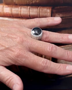 Vidéo: Bague Biker Homme Pierre Nacre Noire sur Argent Massif Effet Vieilli