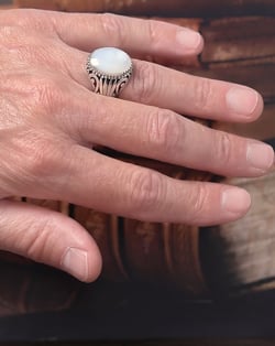 Vidéo: Bague Biker Homme Pierre Nacre Blanche sur Argent Massif Effet Vieilli