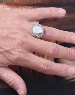 Video: 925 Sterling Silver Natural White Mother of Pearl Ring