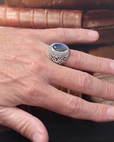 Video: Antique effect 925 Sterling Silver Labradorite Biker Ring
