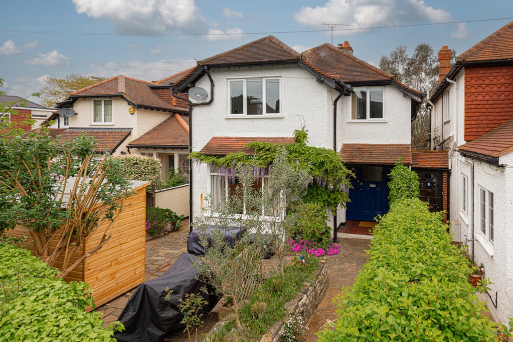 Queen's Drive, Thames Ditton Newton Huxley on Vimeo