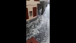 Fiumi di acqua e ghiaccio nelle strade di Mandas, in Sardegna