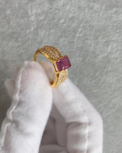 Vidéo: Bague Or Jaune Rubis et diamants 2.97grs