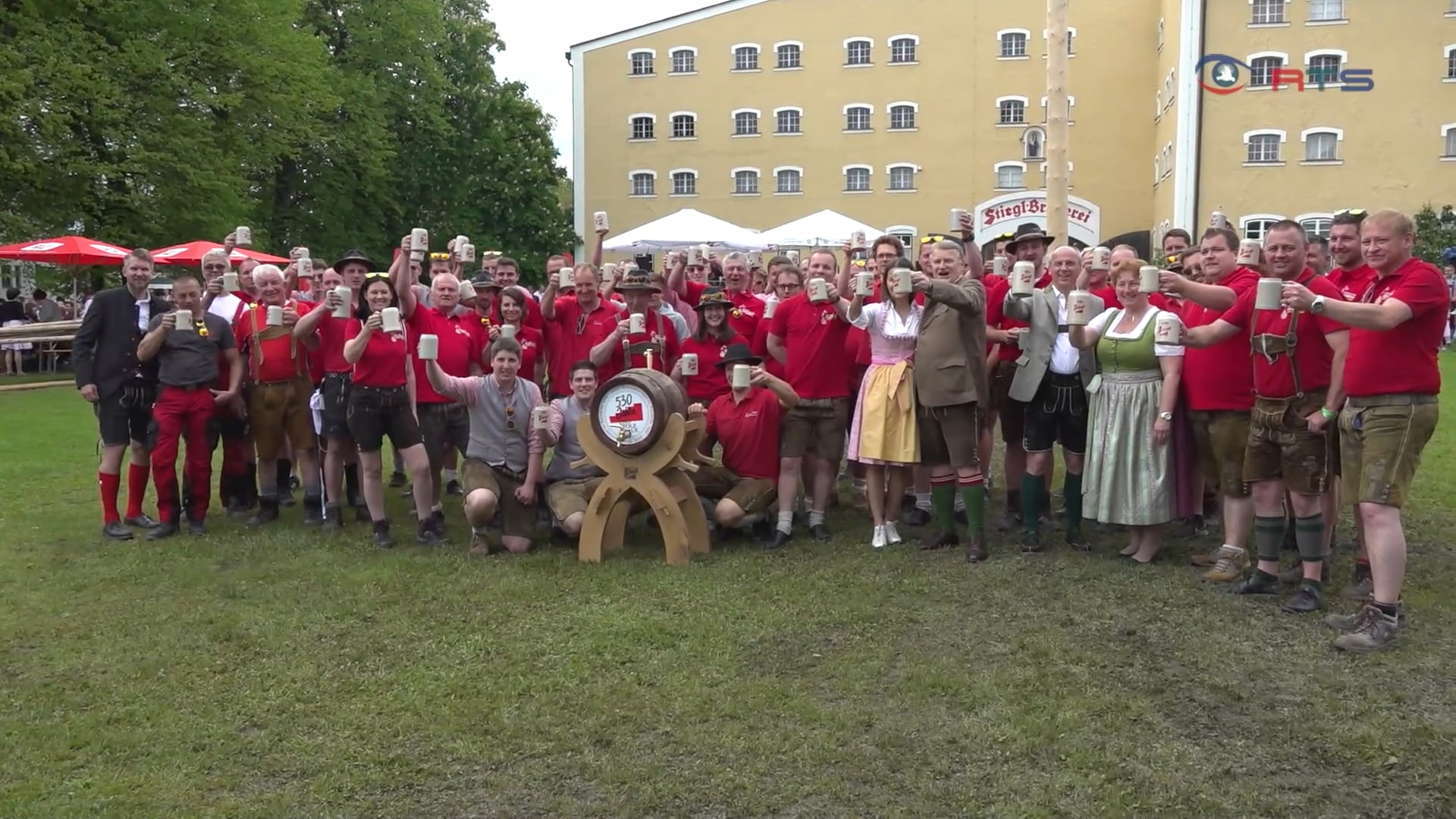 8-000-besucher-und-gutes-wetter-beim-maibaum-aufstellen-in-der-stiegl-brauerei