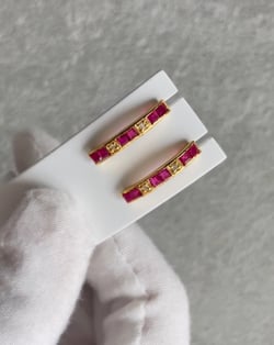 Vidéo: Boucles d'oreille Or Jaune Rubis et Diamants 2.40grs