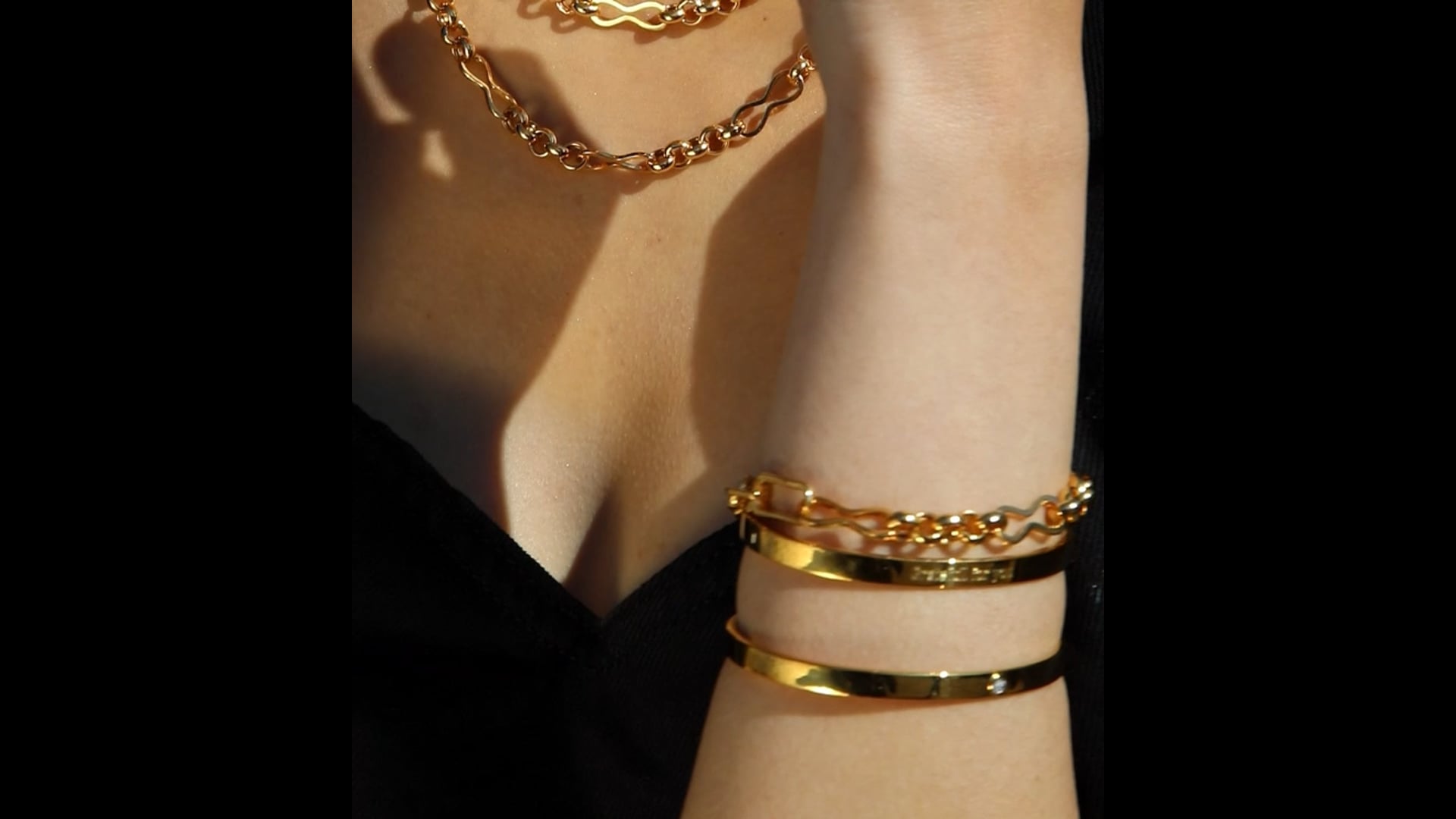 Louis Vuitton Unchain V Bracelet Metal Gold 1935431