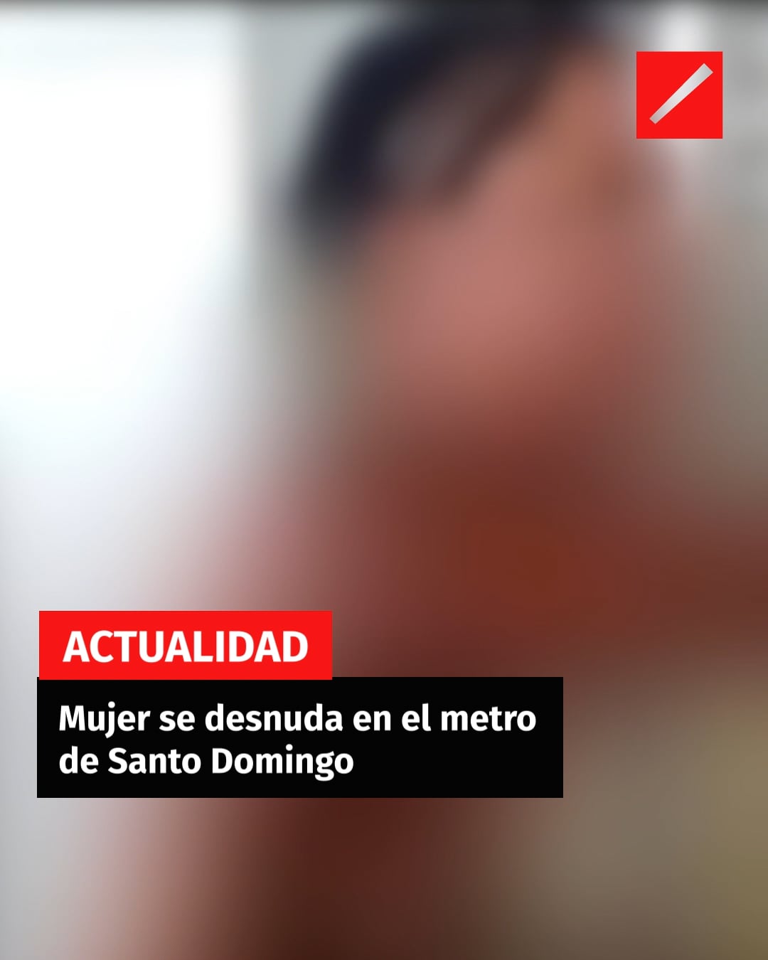 Mujer se desnuda en el metro de Santo Domingo