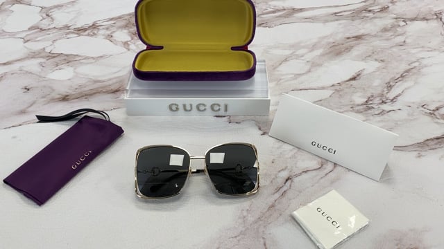 Gucci Sunglasses Women display picture 3