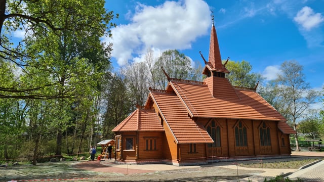 Zwei Kirchen im Dorf - Stiege im Ostharz feiert den Umzug seiner Holzkirche