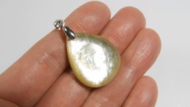 goldenmica-pendant1.mp4
