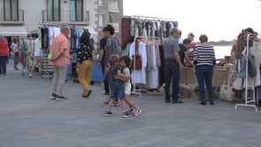 Molts establiments i compradors a la botiga al carrer