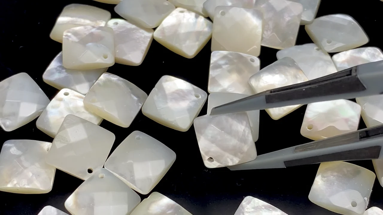 ホワイトシェル（白蝶貝） 穴あきダイヤカット13×13mm 4粒