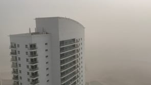 Paesaggi marziani ad Abu Dhabi a causa di una tempesta di sabbia