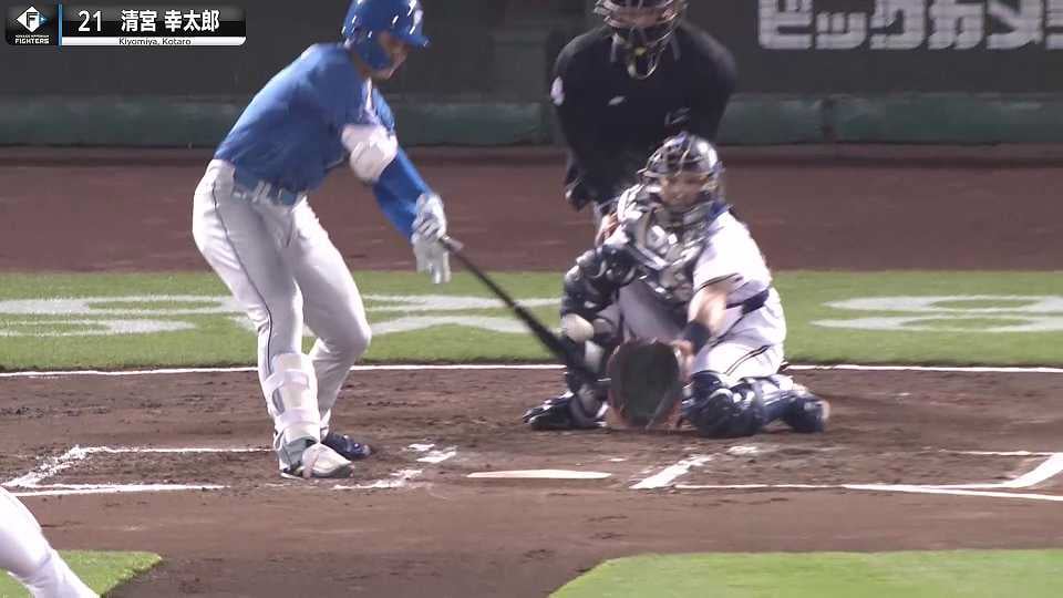 【完全ボール球】ファイターズ・清宮幸太郎『打った打者をホメるしかない』安打を放つ