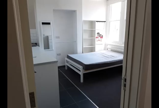 En suite “studio style' rooms - 10 mins to tube!!  Main Photo