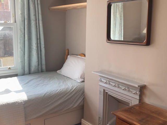 Large Bright "Ensuite" Room Available Main Photo