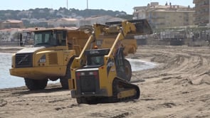 Renovació de sorra a les platges de cara a l'estiu 
