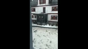 Violenta grandinata a Dillenburg, fiumi di ghiaccio nelle strade