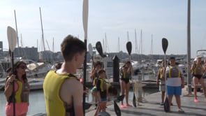 Els alumnes d'Esport Blau de l'Escola Empúries apadrinen els companys d'Erasmus al mar