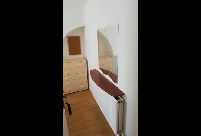 R3 medium bedroom available 1st September students Main Photo