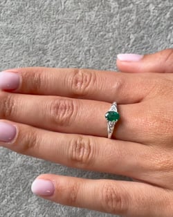 Vidéo: Bague Emeraude et diamants sur Argent 925 2grs