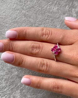 Vidéo: Bague Or Blanc Rubis et diamants 1.87grs
