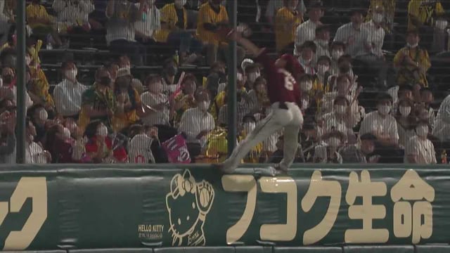 【5回裏】イーグルス・西川遥輝 驚きの身体能力!! フェンスにのぼってファールフライに!! 2022年5月26日 阪神タイガース 対 東北楽天ゴールデンイーグルス