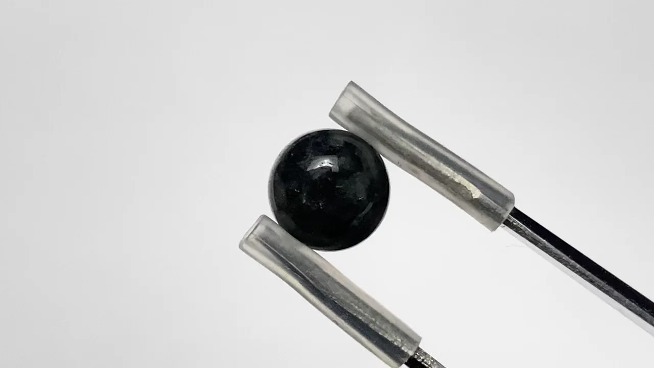ビルマ産ブラックジェダイト（黒翡翠）AAA- ラウンド カボション6×6mm