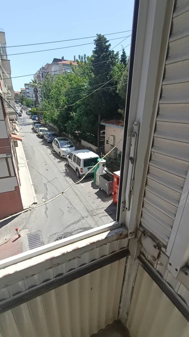 Daire İzmir HATAY ARAPHASAN�DA, ASANSÖR GEREKTİRMEYEN TADİLATA UYGUN
