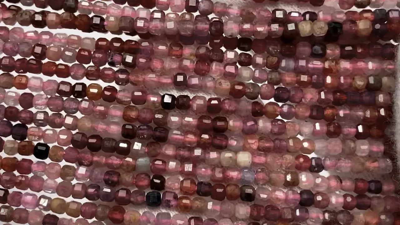 マルチカラースピネル 極小キューブカット2×2×2mm 1連（約37cm