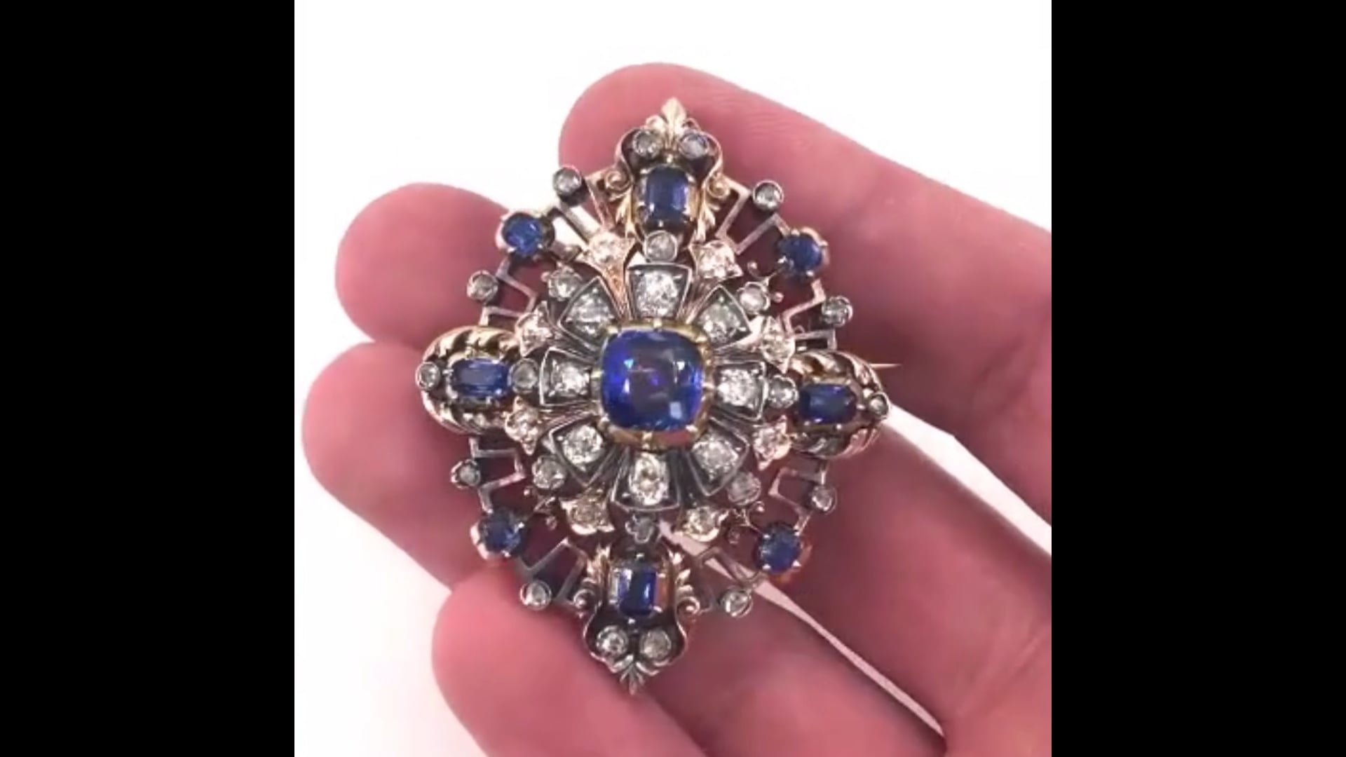 Broche En Or Jaune 18 Carats Sertie De Diamants, Saphirs Et Une Perle De Culture - Neuf Avec étiquettes