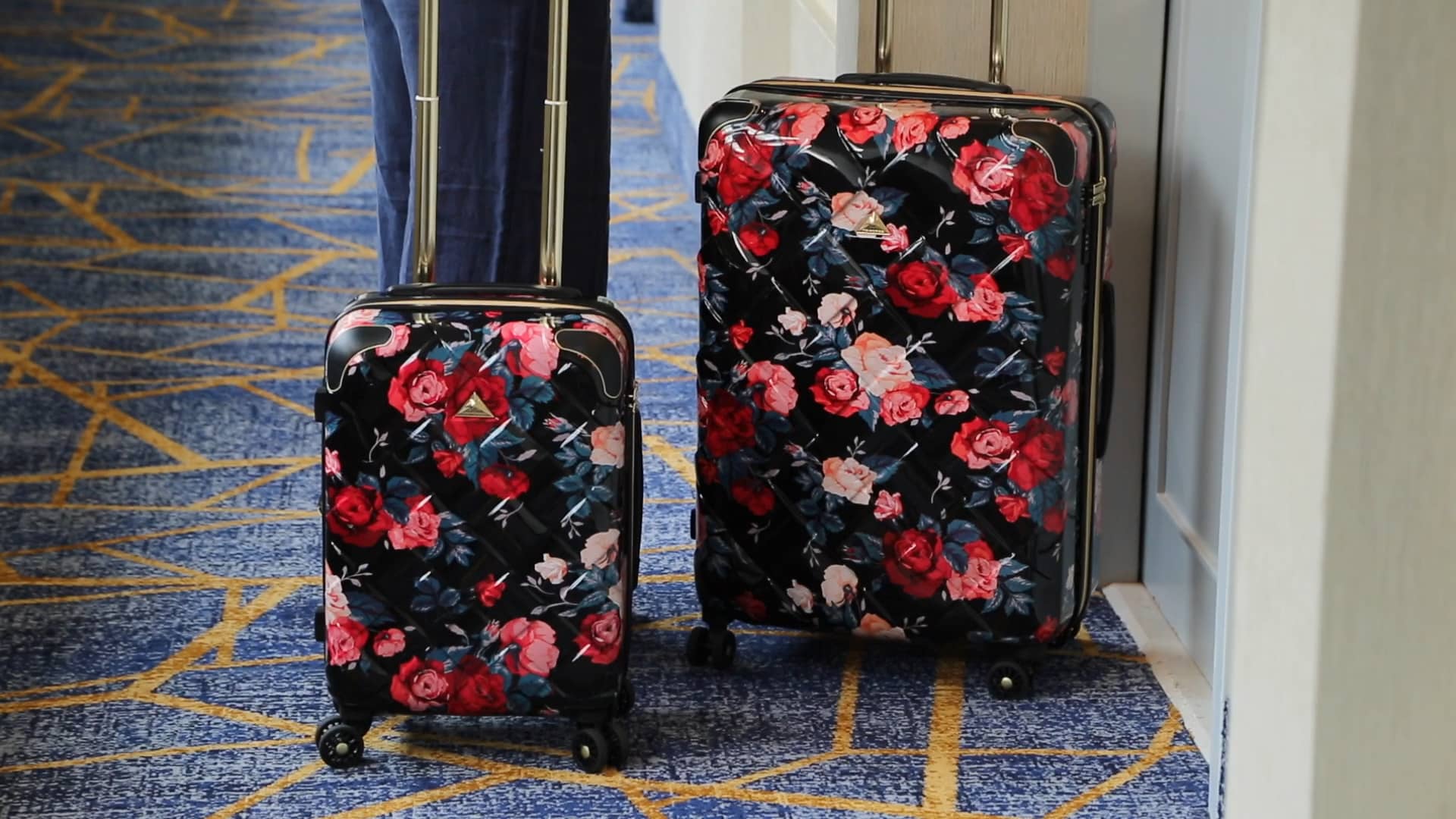 F25138 Triforce 2Piece Hardside Set and Hanging Organizer Features v.4 on Vimeo