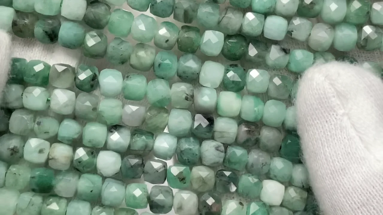 ブラジル産エメラルドAA キューブカット4×4×4mm 半連/1連（約